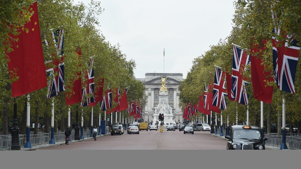 epa04984171 A London cab drives past Chinese and British flags on The Mall in central London, England, 19 October 2015, ahead of Chinese President Xi Jinping's State visit. President Xi arrives in Britain on 19 October 2015 for a three-day state visit. This is the first state visit to Britain by a Chinese leader since 2005. EPA/FACUNDO ARRIZABALAGA