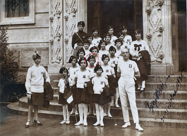 Carla Marangoni with her gymnastics team in 1928