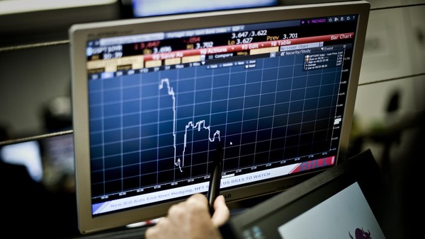 A trader point at a graphic on a computer screen in Lisbon on April 23, 2014 during the auction of Portuguese Treasury Bills. Portugal easily raised 750 million euros in a landmark 10-year bond issue at a sharply reduced interest rate today, market data showed. The funds, equivalent to $1.0 billion, were raised at an interest rate of 3.575 percent amid strong demand from investors, marking a crucial step on the country's road to emerging from an EU-IMF rescue programme on May 17. AFP PHOTO/ PATRICIA DE MELO MOREIRA (Photo credit should read PATRICIA DE MELO MOREIRA/AFP/Getty Images)