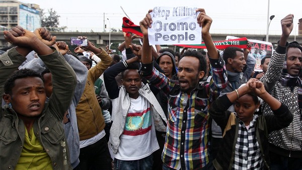 Protesters chant slogans during a demonstration over what they say is unfair distribution of wealth in the country at Meskel Square in Ethiopia's capital Addis Ababa, August 6, 2016. REUTERS/Tiksa Negeri