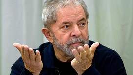 Former Brazilian President (2003-2011) Luiz Inacio Lula da Silva gestures during a meeting with the Workers' Party (PT) members in Sao Paulo, Brazil on March 30, 2015 AFP PHOTO / Nelson ALMEIDA
