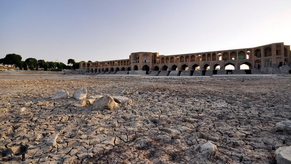 C6AEKP Dried riverbed of Zayandeh river with Khaju Bridge in background, Isfahan Iran.