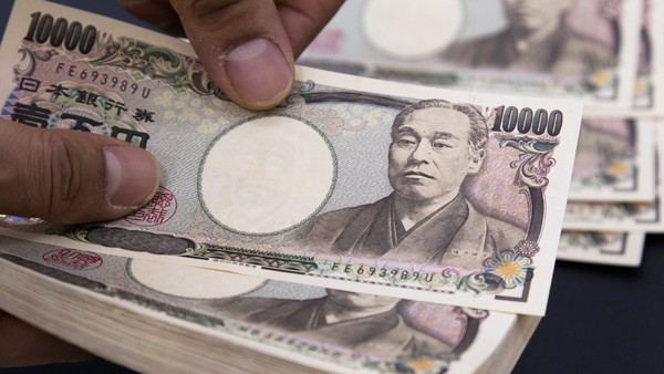 An employee counts Japanese 10,000 yen banknotes in an arranged photograph at the Korea Exchange Bank headquarters in Seoul, South Korea, on Monday, March 16, 2015. The yen fell this month to the weakest against the greenback since 2007 as the Bank of Japan sustains its record stimulus to support the economy while the U.S. recovery raises prospects of higher interest rates. Photographer: SeongJoon Cho/Bloomberg