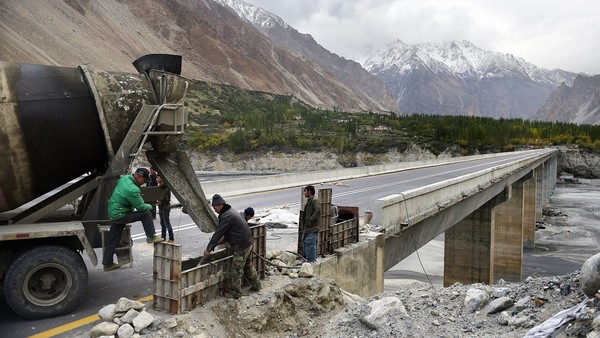 To go with story 'Pakistan-China-economy-transport, FEATURE' by Guillaume LAVALLÉE In this photograph taken on September 29, 2015, Chinese labourers work on the Karakoram highway in Gulmit village of Hunza valley in northern Pakistan. A glossy highway and hundreds of lorries transporting Chinese workers by the thousands: the new Silk Road is under construction in northern Pakistan, but locals living on the border are yet to be convinced they will receive more from it than dust. AFP PHOTO / Aamir QURESHI (Photo credit should read AAMIR QURESHI/AFP/Getty Images)