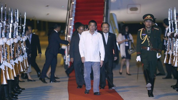 epa05525397 Filipino President Rodrigo Duterte (C) disembarks a plane upon his arrival to attend the 28th and 29th ASEAN Summits and Related Summits at the airport in Vientiane, Laos, 05 September 2016. Laos is hosting the 28th and 29th ASEAN Summits and Related Summits from 06 to 08 September 2016. EPA/MADE NAGI
