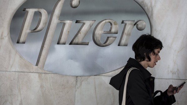 The Pfizer logo is pictured at their building in the Manhattan borough of New York October 29, 2015. Botox maker Allergan Plc and Pfizer Inc on Thursday said they were in early, friendly talks to create the world's largest drugmaker and potentially set up Pfizer to take advantage of Ireland's lower tax rates. Both New York-based Pfizer and Dublin-based Allergan said no agreement has been reached and declined to discuss any terms. REUTERS/Carlo Allegri